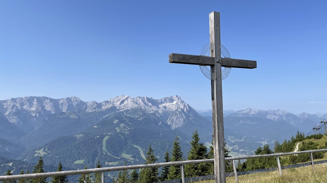 Blick vom Gipfelkreuz am Wank auf Garmisch-Partenkirchen | © GaPa Tourismus GmbH/Barbara Tiefenbacher
