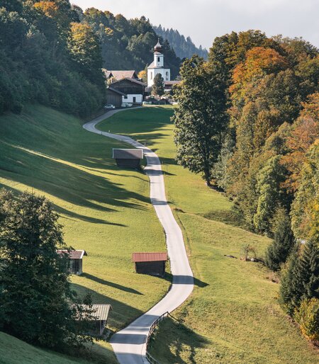Herbst im Kirchdorf Wamberg | © GaPa Tourismus GmbH/Roadtrip the World