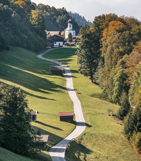 Kirchdorf Wamberg Herbstwanderung | © GaPa Tourismus GmbH/Roadtrip the World
