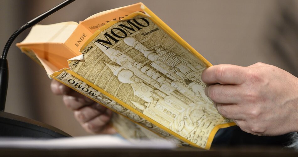 Buch "Momo" von Michael Ende bei einer Lesung | © Philipp Gülland