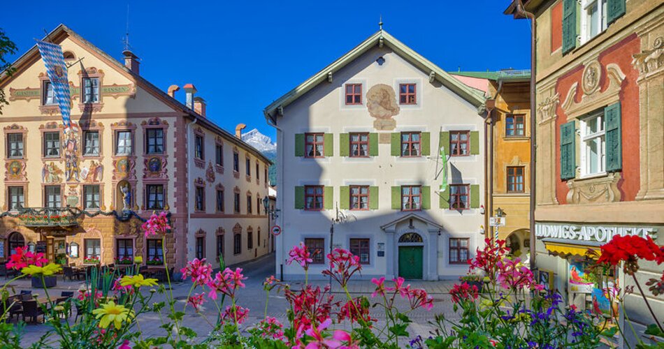 Blick auf die historische Ludwigstraße mit Blumenbeet im Vordergrund | © GaPa Tourismus GmbH/ Marc Hohenleitner
