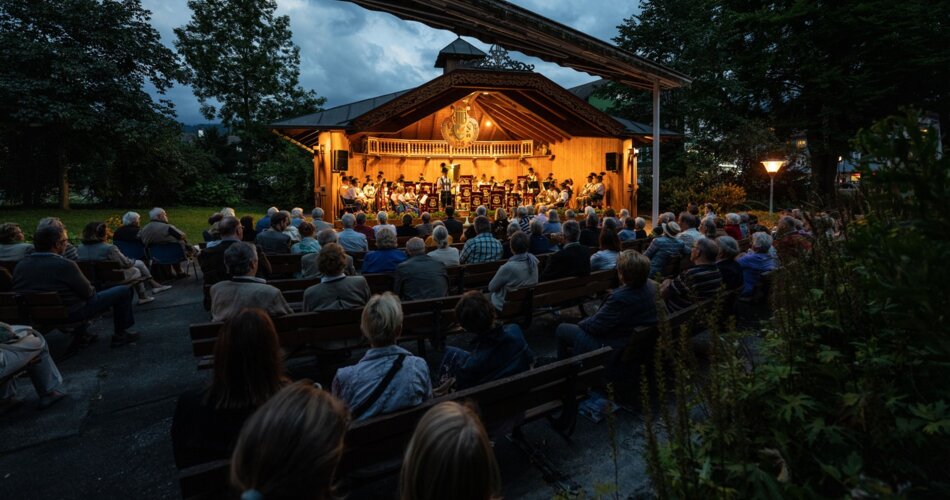 Blick auf das Publikum und die Bühne bei einem Kurkonzert der Musikkapelle Partenkirchen | © Wolfgang Ehn