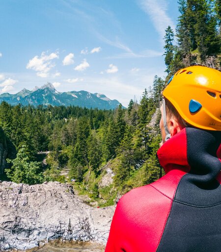 Blick auf Mann beim Canyoning | © northabroad.com