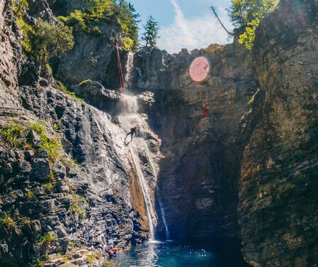 Blick auf Gruppe beim Canyoning | © northabroad.com