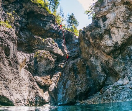 Blick auf Gruppe beim Canyoning | © northabroad.com