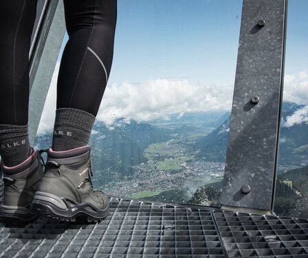 Blick von der Aussichtsplattform AlpspiX ins Tal | © GaPa Tourismus GmbH/ Roadtrip the World