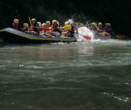 Blick auf Gruppe beim Rafting in Garmisch-Partenkirchen | © Ian Ehm