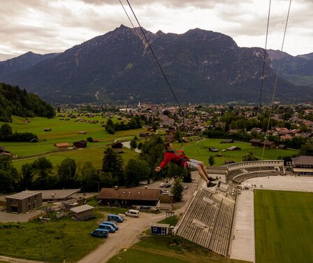 Blick auf Frau beim Flying Fox mit Blick auf den Ort