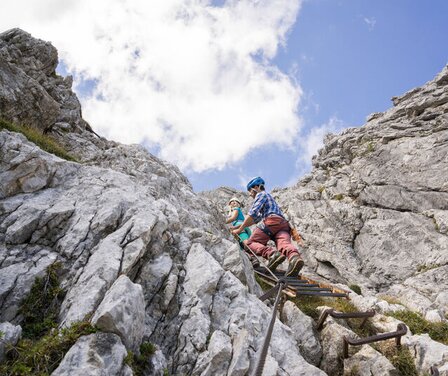 Blick auf Paar im Klettersteig | © Zugspitz Arena Bayern Tirol/ Matthias Aletsee
