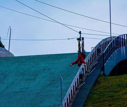 Blick auf Mann beim Flying Fox