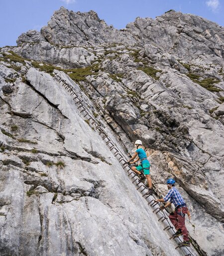 Blick auf Paar im Klettersteig | © Zugspitz Arena Bayern Tirol/ Matthias Aletsee