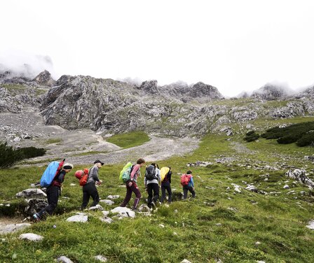 Wanderung in den Bergen beim AlpenTestival 2023  | © GaPa Tourismus GmbH/ fendstudios.com