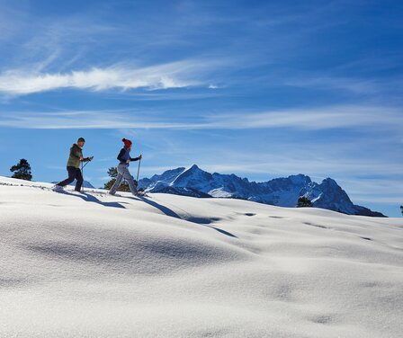 Paar beim Schneeschuhwandern in Garmisch-Partenkirchen | © GaPa Tourismus GmbH/ stadlerphoto.com