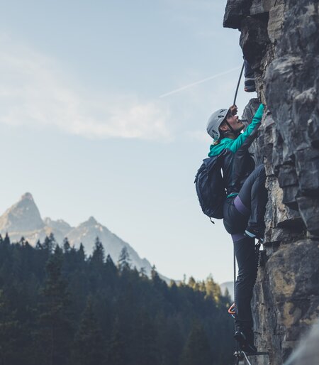 Frau beim Klettern in der Tiroler Zugspitz Arena | © Tiroler Zugspitz Arena/ C. Jorda