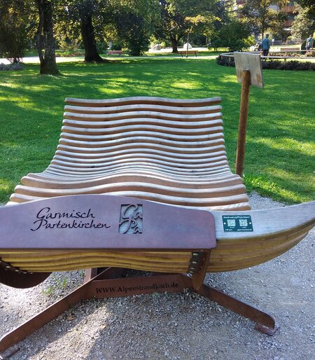 "Horch mal..."- Bank im Michael-Ende-Kurpark in Garmisch-Partenkirchen  | © GaPa Tourismus GmbH