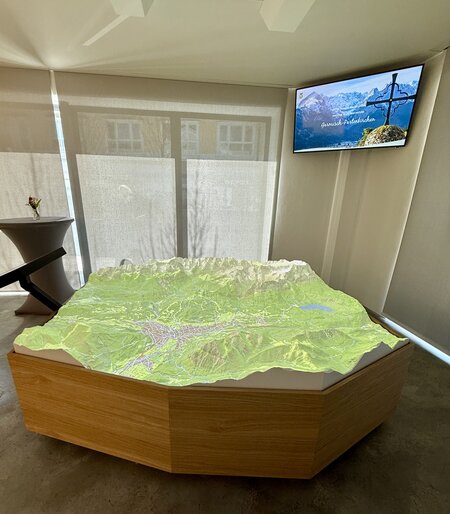 Blick auf das Bergmodell in der neuen Tourist Information in Garmisch-Partenkirchen | © GaPa Tourismus GmbH