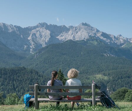 Zwei Wanderinnen machen Pause bei einer Heilklimatischen Wanderung | © GaPa Tourismus GmbH/ Alexander Djodat Photography