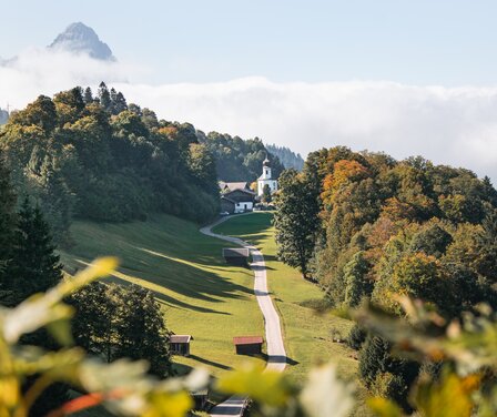 Kirchdorf Wamberg im Herbst | © Roadtrip the World/Maren Weißhaupt