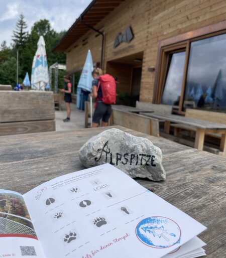 Blick auf das Stempelheft von Loisl´s Stempel-Rallye an der Tannenhütte in Garmisch-Partenkirchen | © GaPa Tourismus GmbH