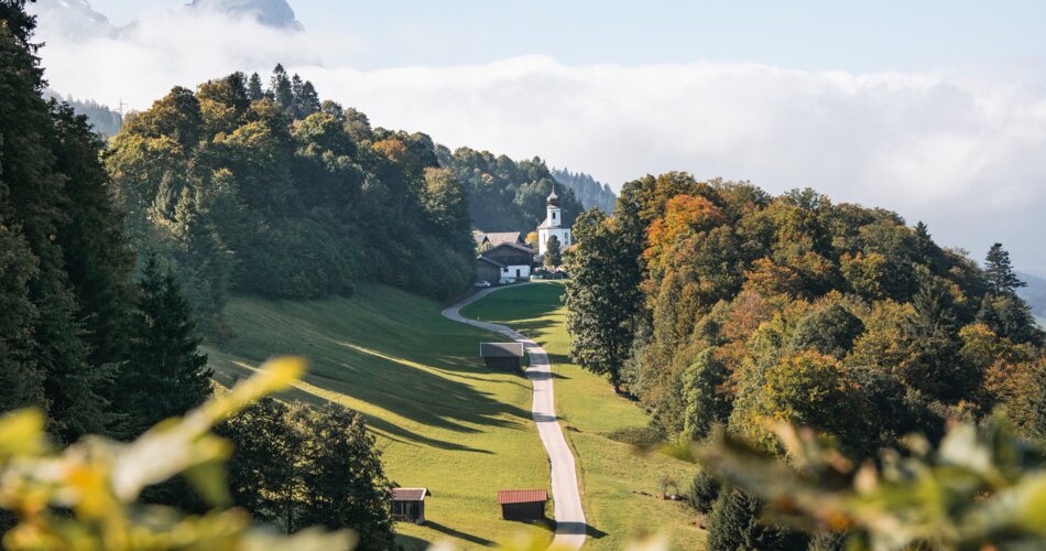 Panoramablick auf das Kirchdorf Wamberg im Herbst | © GaPa Tourismus GmbH/Roadtrip the World