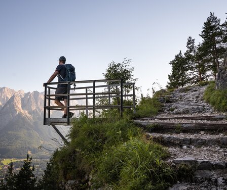 Mann auf der Aussichtsplattform Felsenkanzel auf dem Weg zum Königstand | © GaPa Tourismus GmbH/ Roadtrip the World