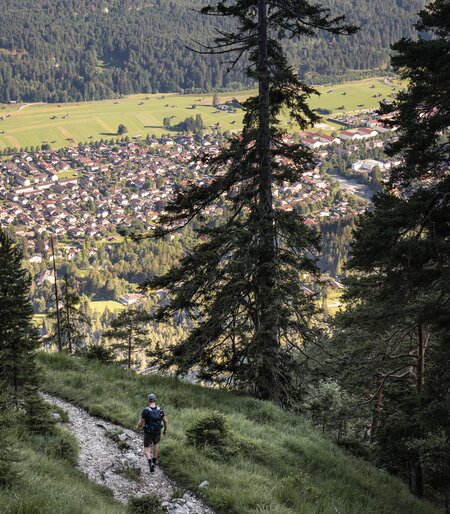 Wanderin auf dem Wanderweg beim Königstand mit Blick auf den Ort | © GaPa Tourismus GmbH/ Roadtrip the World