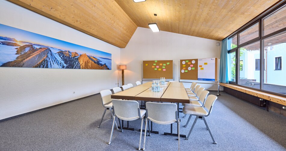 Blick in den Raum Alpspitze mit Bestuhlung im Kongresshaus in Garmisch-Partenkirchen | © Marc Gilsdorf