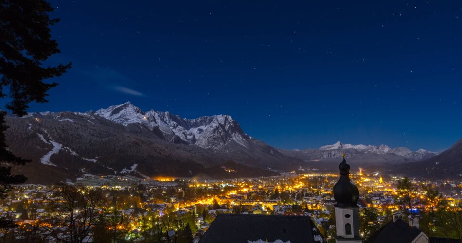 Blick auf Garmisch-Partenkirchen im Winter bei Nacht | © GaPa Tourismus GmbH/Marc Hohenleitner