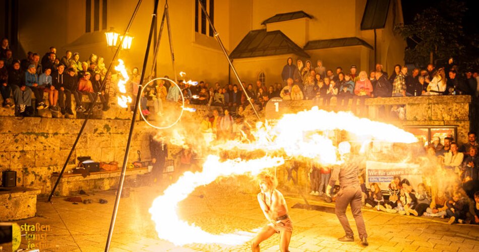 Feuerdarbietung im Rahmen des Straßen.Kunst.Festival. | © Emanuel Nöhmeier Fotografie