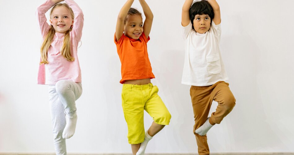 Blick auf Kinder beim Yoga | © Pexels