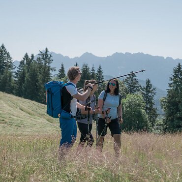 Blick auf eine Gruppe bei einer Heilklimawanderung durch Garmisch-Partenkirchen | © GaPa Tourismus GmbH/ Alexander Djodat Photography