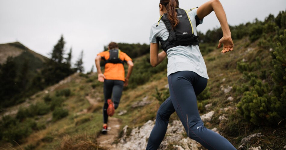 Trailrunning im Kramergebiet Blick auf zwei Trailrunner im Kramergebiet in Garmisch-Partenkirchen