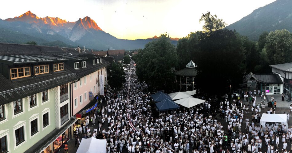 Blick auf die Weiße Nacht in der Fußgängerzone Garmisch von oben | © Werbegemeinschaft Garmisch