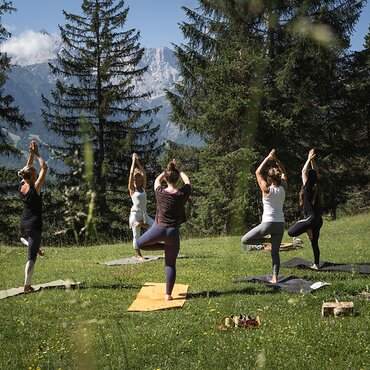 Yoga am Kramerplateauweg | © GaPa Tourismus GmbH/ Roadtrip the World Blick auf eine Gruppe beim Yoga am Kramerplateauweg in Garmisch-Partenkirchen | © GaPa Tourismus GmbH/ Roadtrip the World