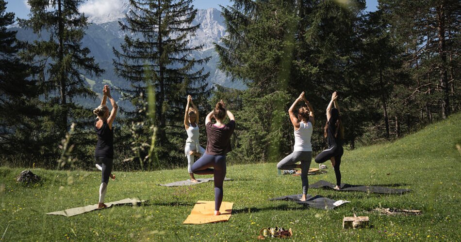 Blick auf eine Gruppe beim Yoga am Kramerplateauweg in Garmisch-Partenkirchen | © GaPa Tourismus GmbH/ Roadtrip the World