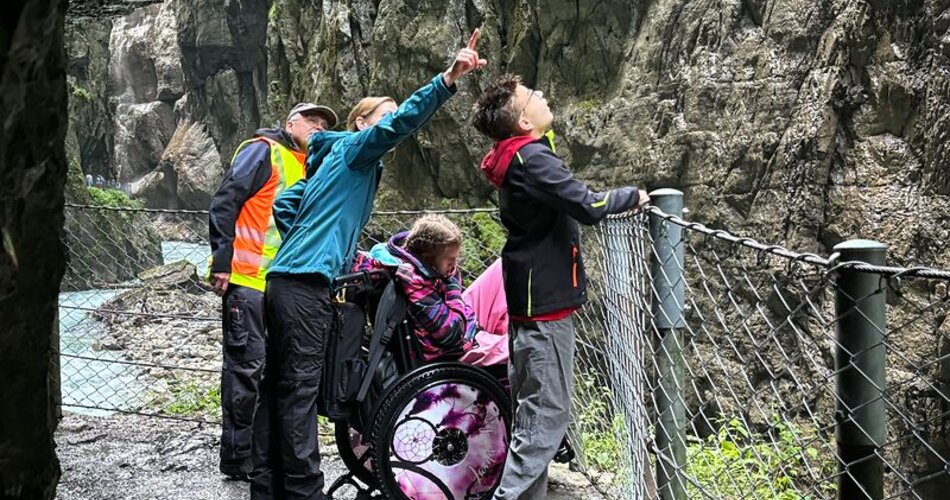Führung durch die Partnachklamm mit im Rollstuhl sitzender Person und 3 weiteren Personen herum | © GaPa Tourismus GmbH