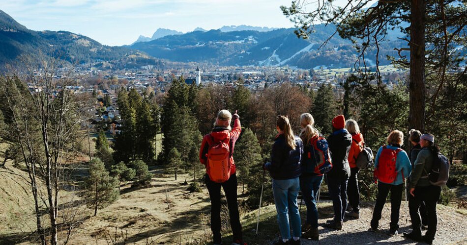 Wanderung Blick auf Garmisch-Partenkirchen Ort | © GaPa Tourismus GmbH/Laura Schmatz