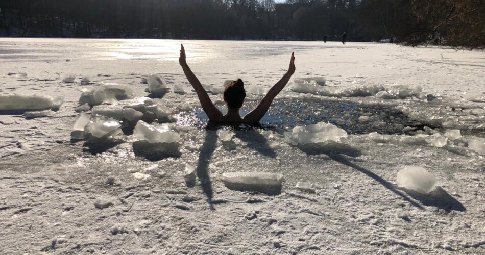 Person beim Eisbaden in Garmisch Partenkirchen | © Daniel Kuom
