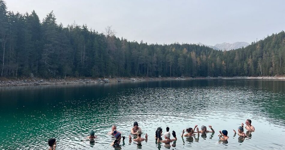 Personengruppe beim Eisbaden in einem See | © GaPa Tourismus GmbH