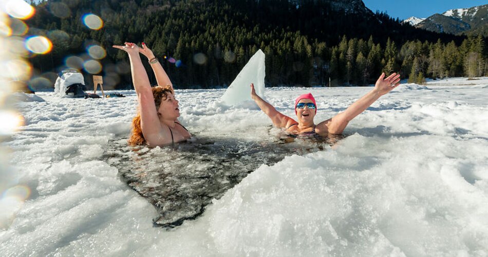 Eisbaden bei kalten Temperaturen in der Gruppe im See | © Konzept und Bild/Cathrin Bach