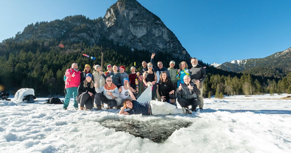 Eisbaden bei kalten Temperaturen in der Gruppe im See | © Konzept und Bild/Cathrin Bach