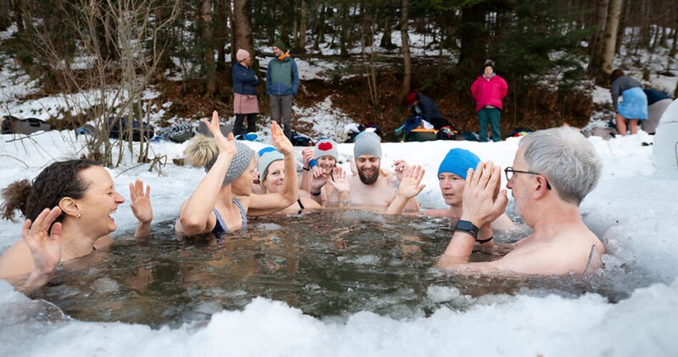 Eisbaden bei kalten Temperaturen in der Gruppe im See | © Konzept und Bild/Cathrin Bach
