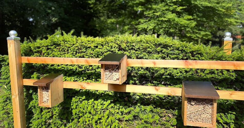 Blick auf die Insektenhotels im Kräutergarten des Michael-Ende-Kurparks in Garmisch-Partenkirchen | © GaPa Tourismus GmbH