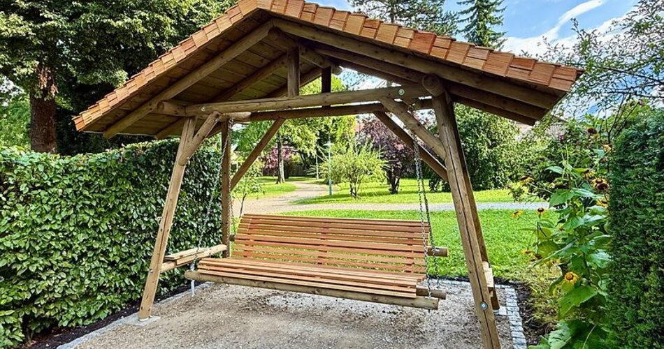Blick auf die neue GaPa Schaukel im Kräutergarten des Michael-Ende-Kurparks in Garmisch-Partenkirchen | © GaPa Tourismus GmbH