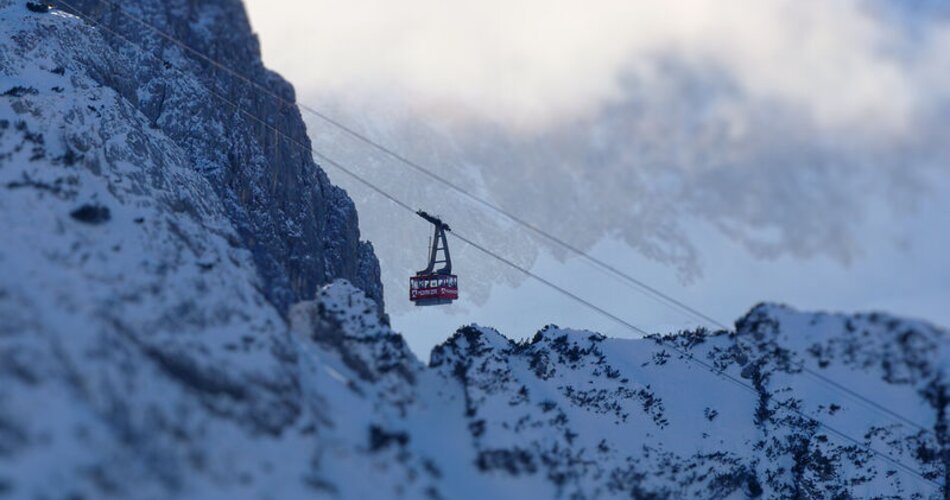 Blick auf die Gondel im Winter Garmisch-Partenkirchen | © Little Big World/Jörg Daiber