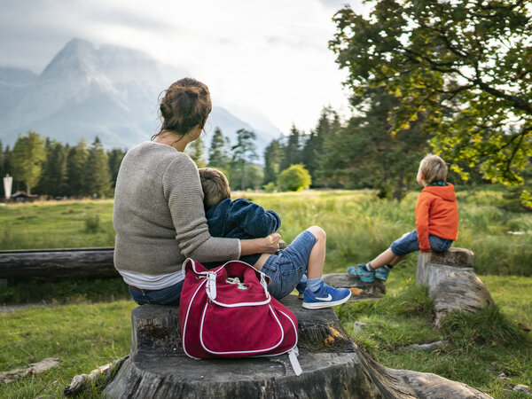 Familie am Kramerplateauweg | © GaPa Tourismus GmbH/ Fotografie Dietmar Denger Familie blickt auf das Wettersteingebirge vom Kramerplateauweg aus | © GaPa Tourismus GmbH/ Fotografie Dietmar Denger