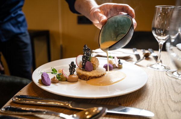 GaPa schmeckt´s im 4Eck | © GaPa Tourismus GmbH/ Roadtrip the World Anrichten eines Tellers für das GaPa schmeckt´s Menü | © GaPa Tourismus GmbH/ Roadtrip the World