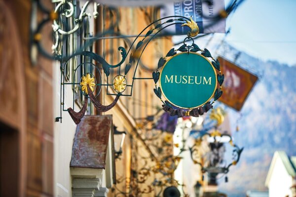 Museum Werdenfels in der historischen Ludwigstraße | © GaPa Tourismus GmbH/ stadlerphoto.com Blick auf das Schild des Museum Werdenfels in der historischen Ludwigstraße | © GaPa Tourismus GmbH/ stadlerphoto.com
