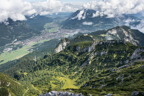 Wandern im Garmisch Classic Gebiet | © GaPa Tourismus GmbH/ Roadtrip the World Blick auf Garmisch-Partenkirchen vom Garmisch Classic Gebiet aus | © GaPa Tourismus GmbH/ Roadtrip the World