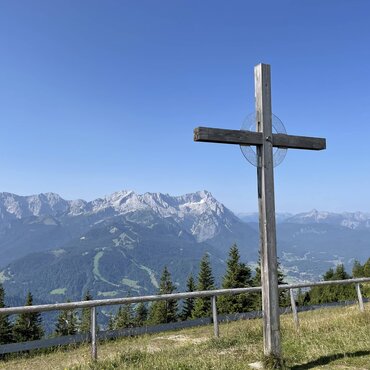 Gipfelkreuz Wank | © GaPa Tourismus GmbH/Barbara Tiefenbacher Blick vom Gipfelkreuz am Wank auf Garmisch-Partenkirchen | © GaPa Tourismus GmbH/Barbara Tiefenbacher